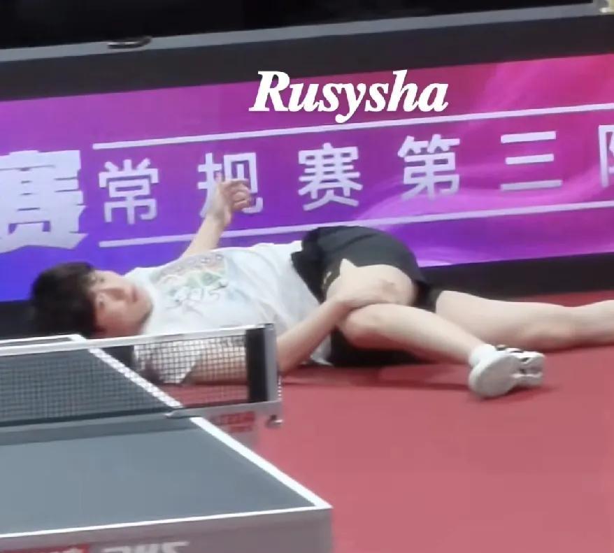 乍一看，还以为是哪个美女的大长腿白皙纤细，再一看，原来是爱打乒乓球的王楚钦的