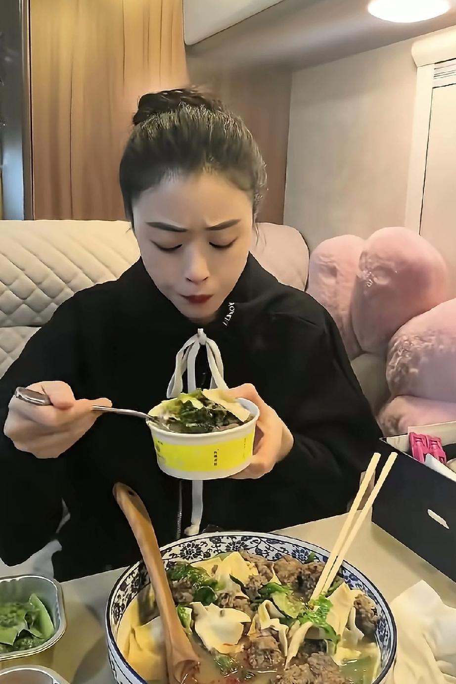 蒋欣吃饭看着可太香了，她每吃一口饭，都会满足地哼一声，随后轻轻摇一下头，那模样，