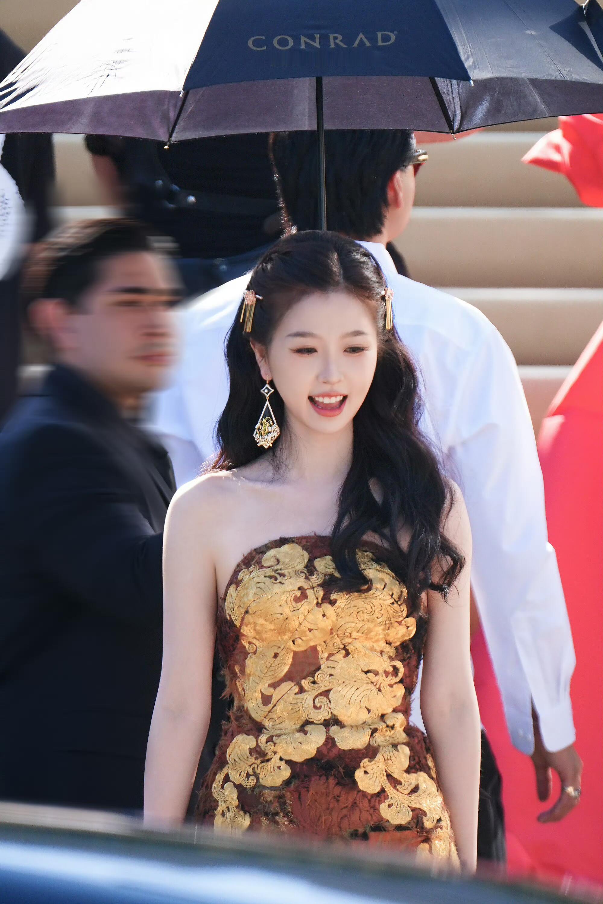 .虞书欣官方单独重点介绍的华人艺人虞书欣单人红毯画面首个被GoldHous