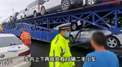 “离了个大谱！”上海，一男子开着，长52米的货车在路上行驶，被交警抓了个正着，交