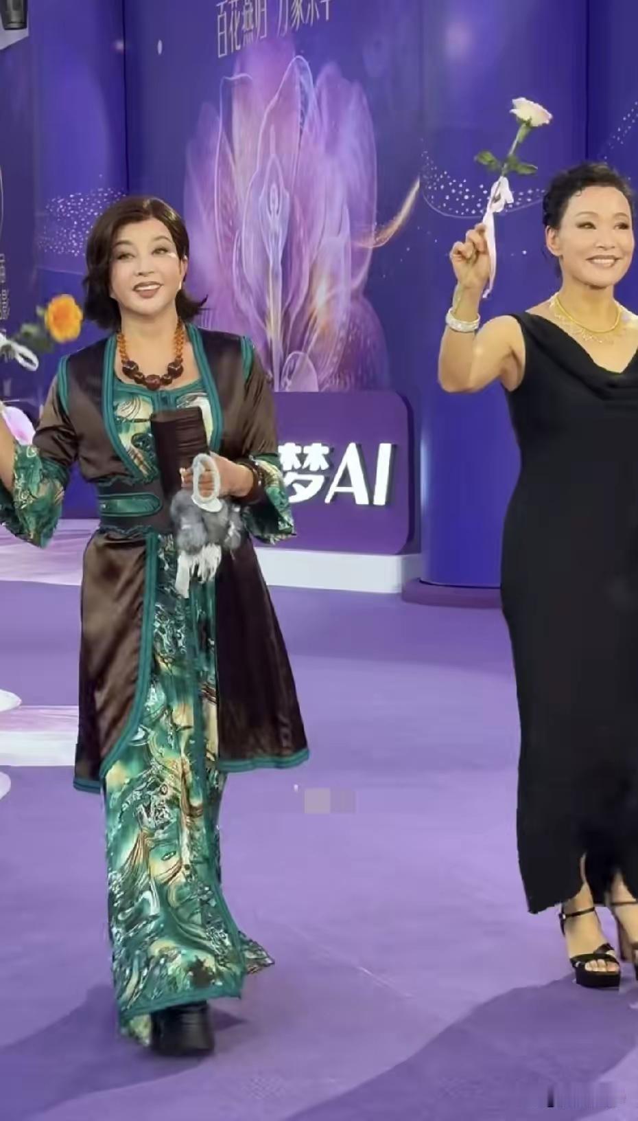 75岁刘晓庆与65岁陈冲同框，红毯造型高下立判。刘晓庆身着黑绿拼接礼服，配饰堆砌