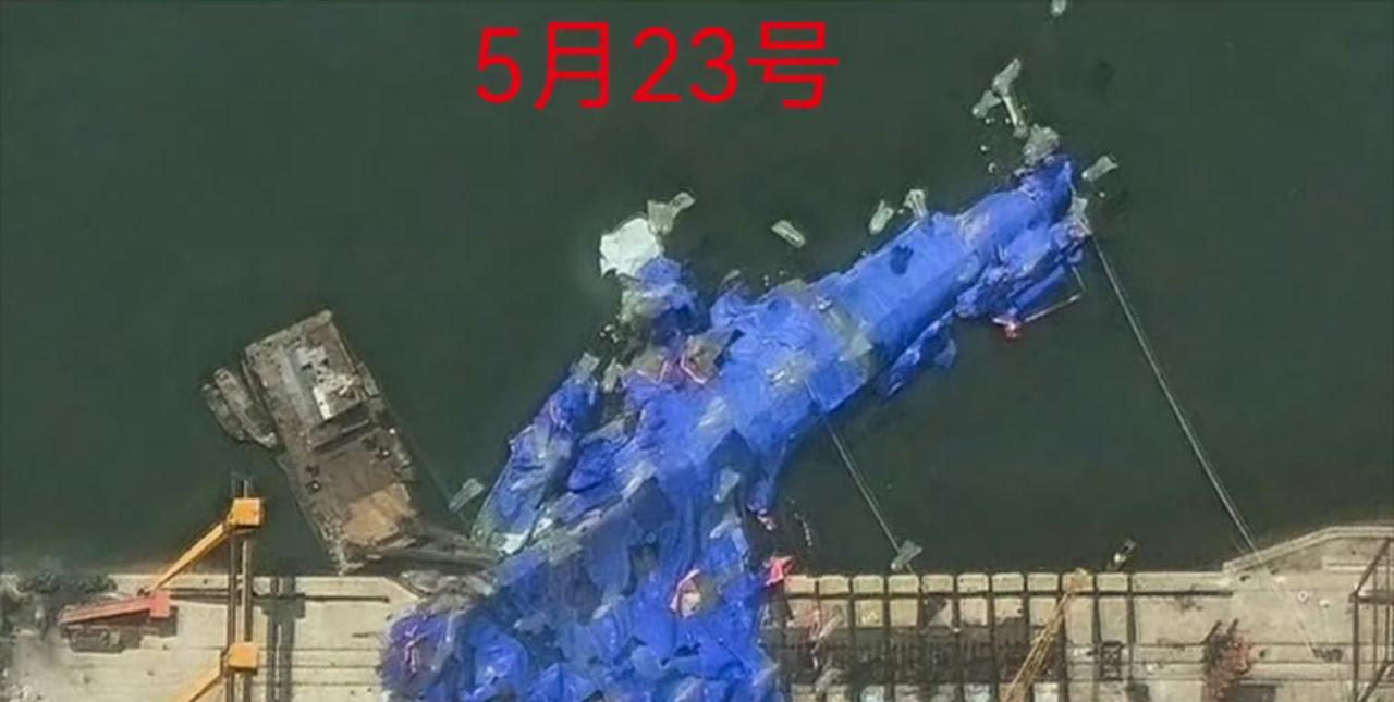 朝鲜说干就干，侧翻军舰已经被密密麻麻的物体包围：参与扶正船只激增。西方卫星连续