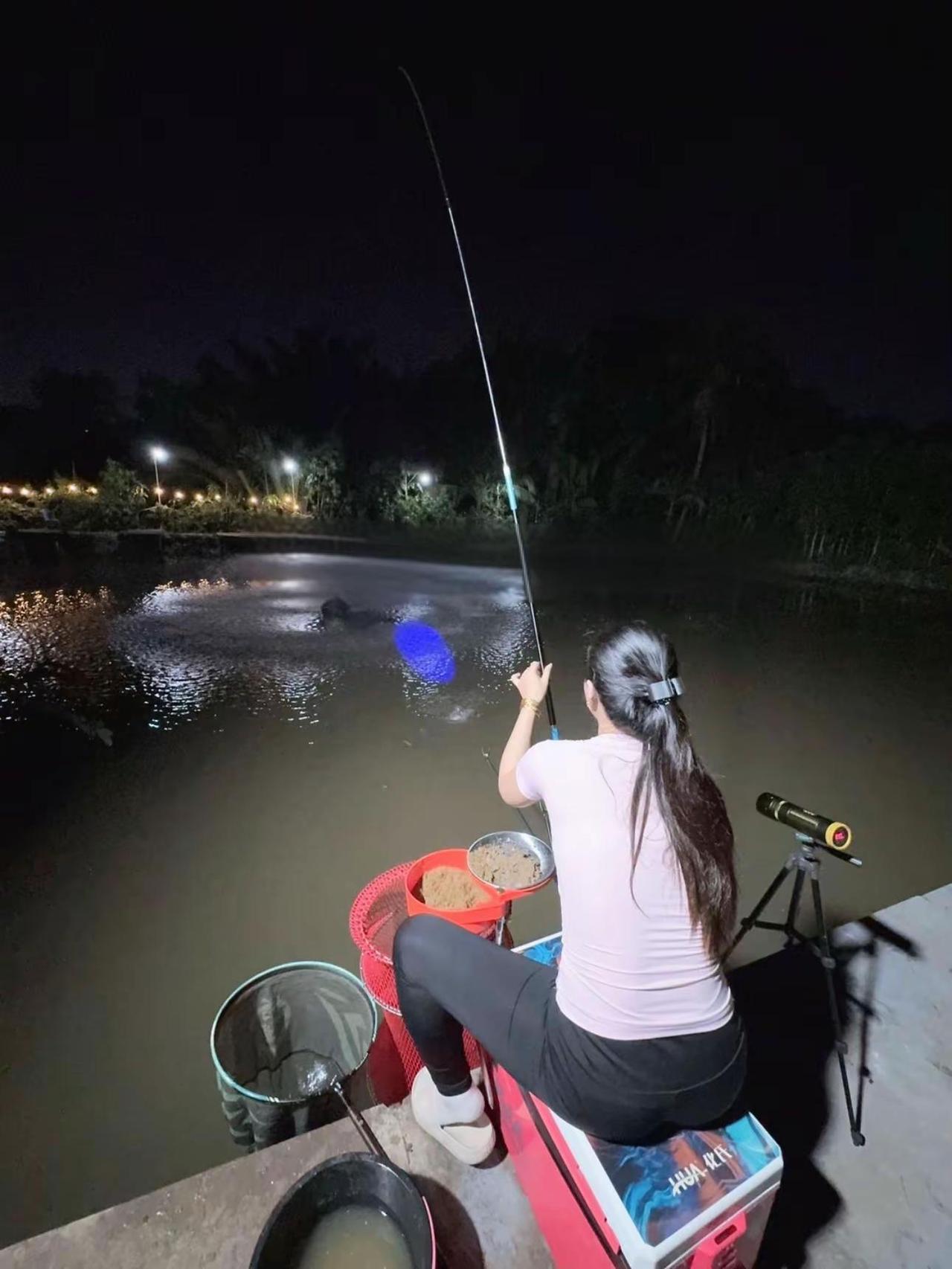 女钓手的夜晚…