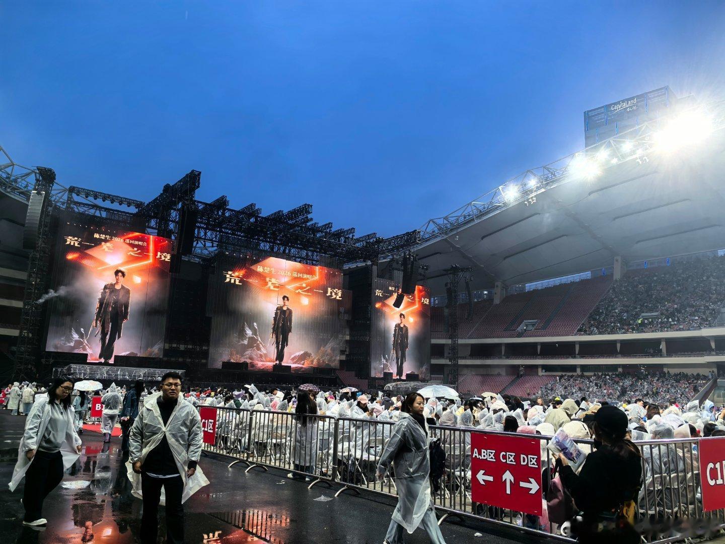 在陈楚生快闪店附近，有路人说陈楚生不是我们80后的歌手吗？怎么这么多小姑娘喜欢他