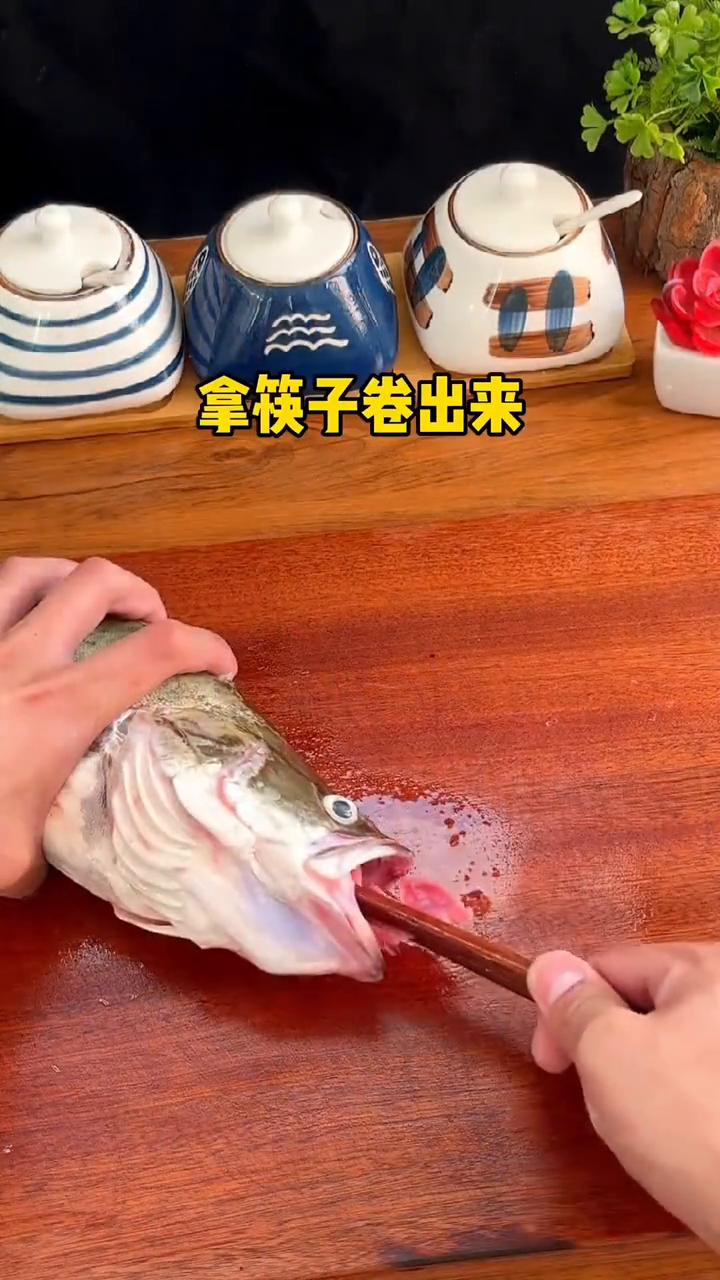 你知道如何让菜鲜上加香吗？有一道名菜叫鱼咬羊，一定带用鲑鱼。·收拾鱼的时候不