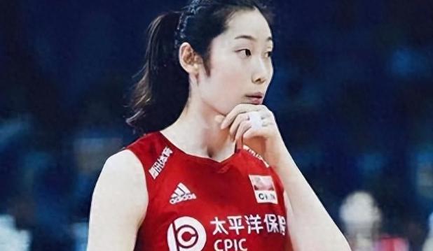 中国女排换帅呼声压不住了！球迷点名两人选，朱婷已考教练证布局中国女排眼下最该