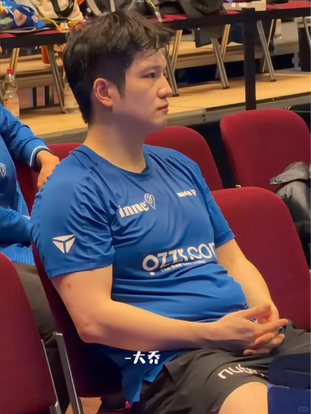 图1：小猫在面对信任的人时，才会露出他的肚肚。图2：复兴号