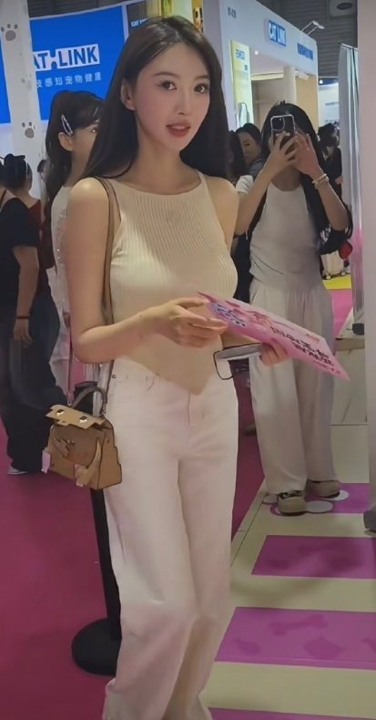 叶珂真实身材好顶，看不出生过孩子的样子，怪不得能吸引黄教主