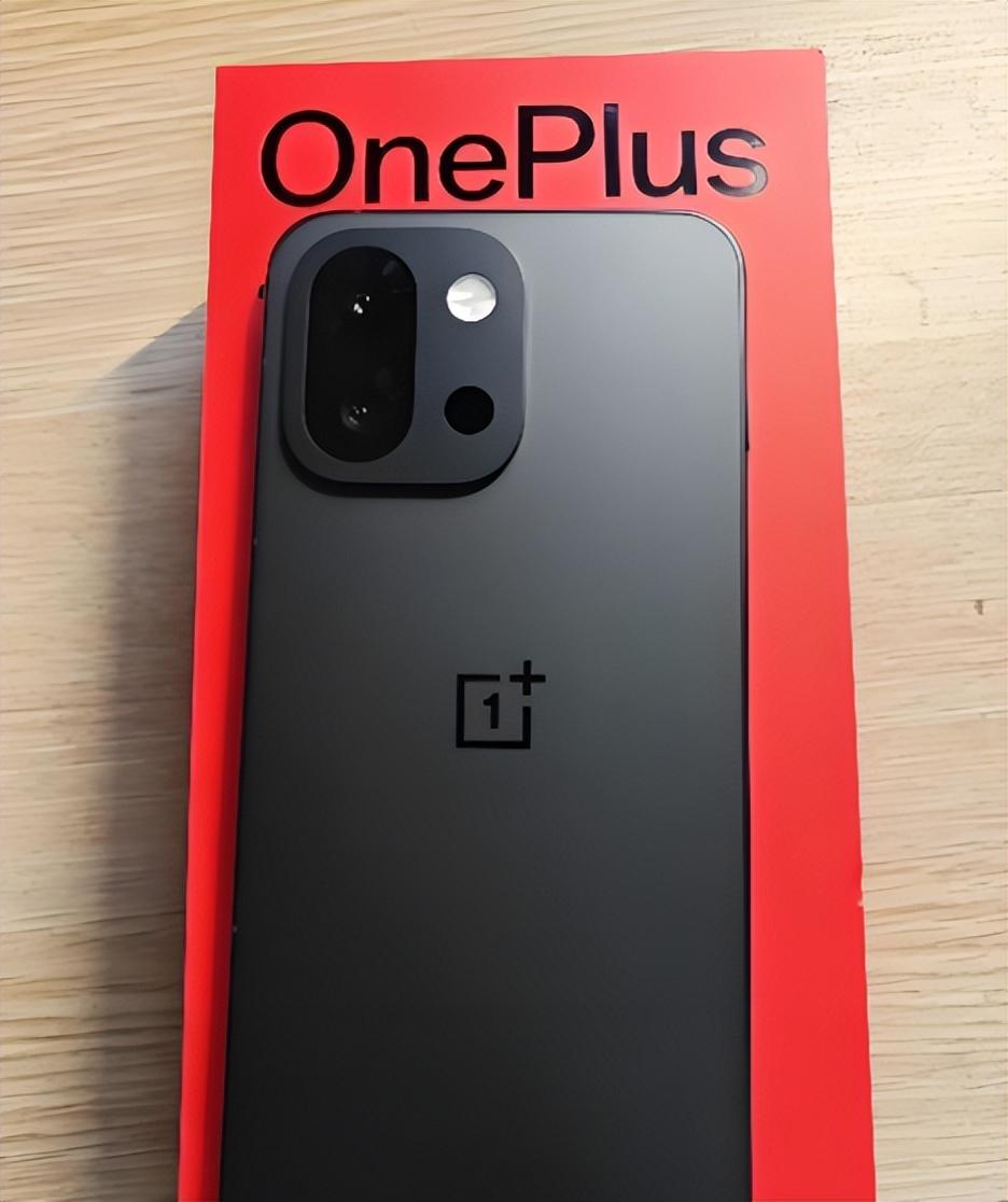 配置能打却有点“社恐”，这手机到底值不值？聊起一加，那真是两极分化！有人爱到