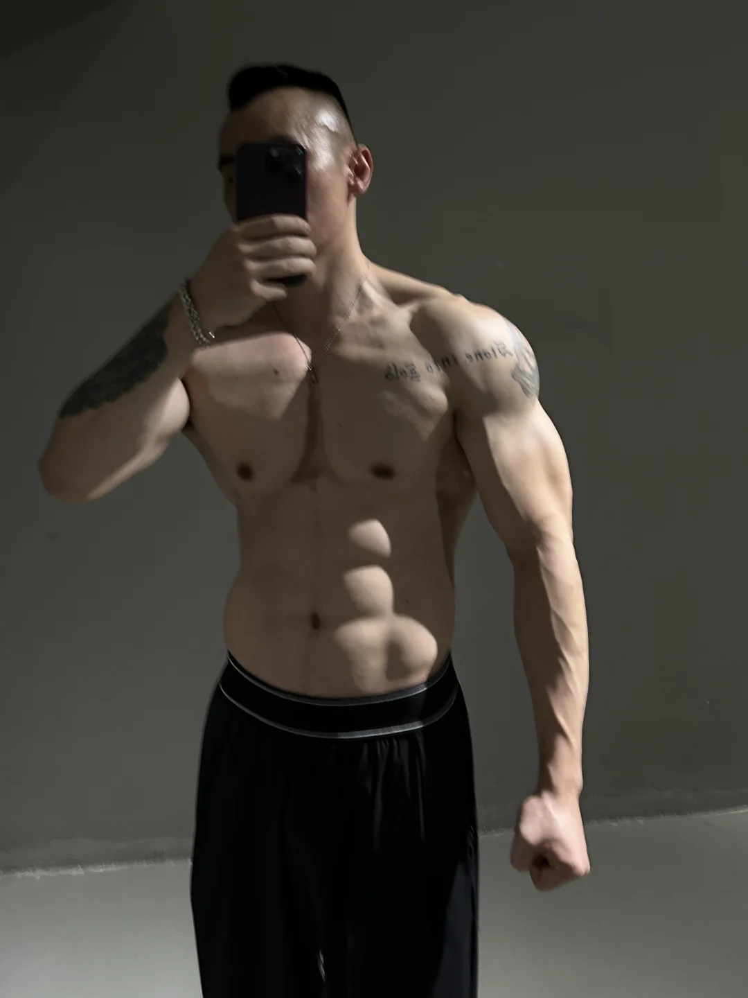 听说有腹肌手臂爆青筋的肌肉男很帅