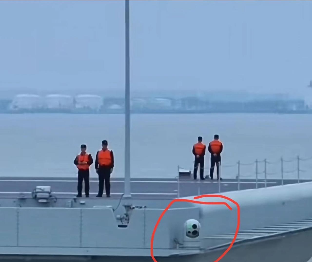 看似很小，实则很大#福建舰#第三者