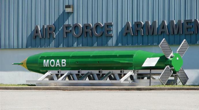 每天认识一件兵器美国GBU-43/B大型空爆炸弹GBU-43/B大型空爆炸弹（