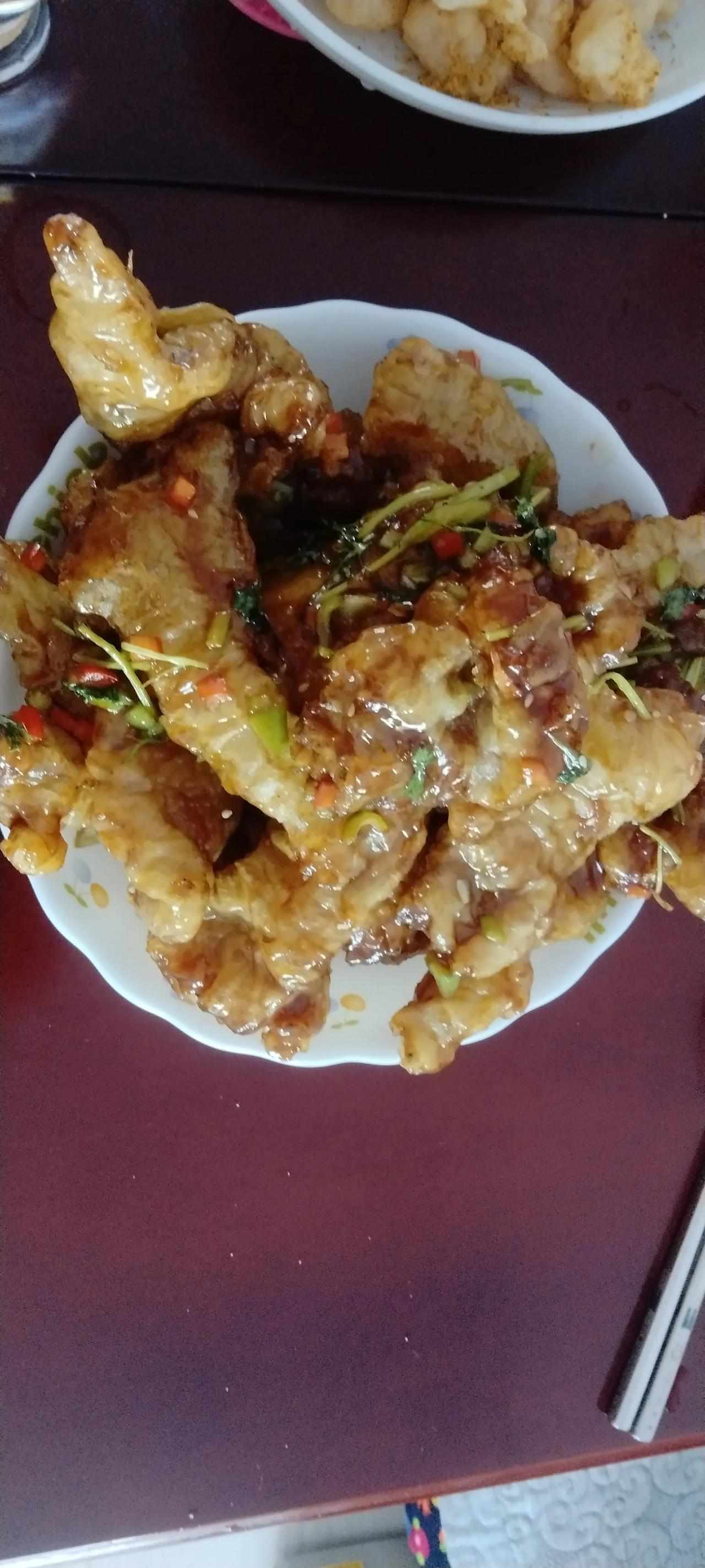 立秋吃饺子。老两口开喝！口口香，软炸虾仁，凉拌菜，西红柿。每人三两老酒，不多