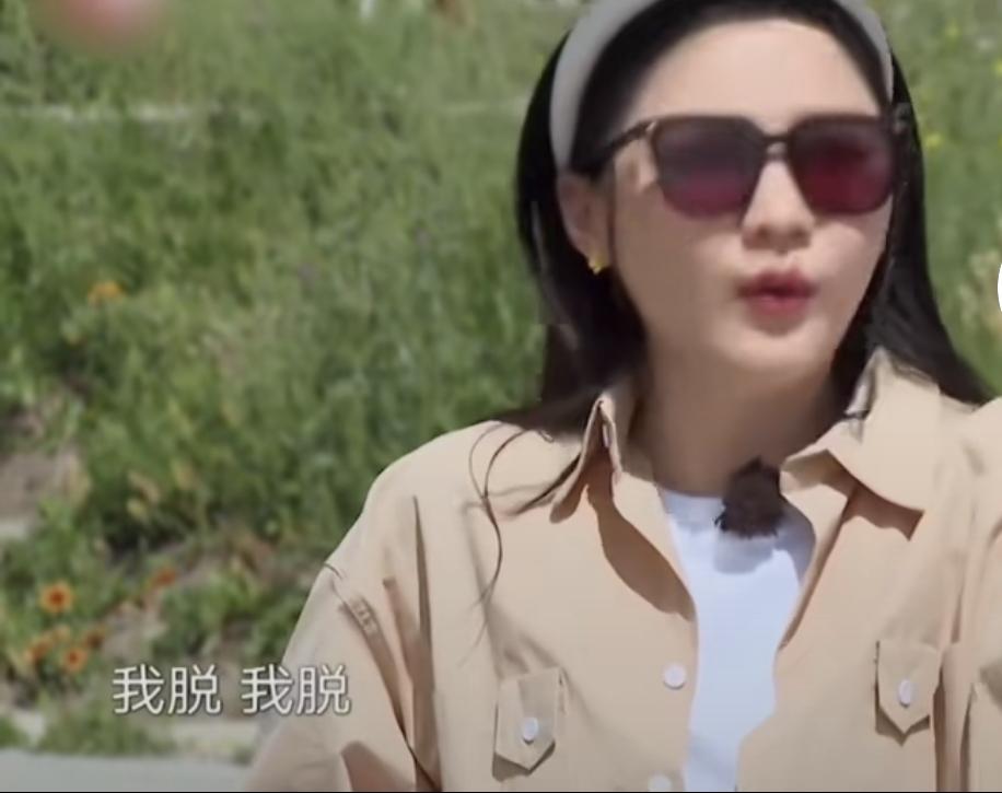 导演：“有很多人找你拍戏吗？现在。”金靖：“有很多。”导演：“如果有一次