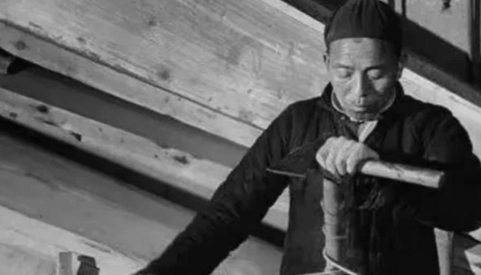 1938年，一位老人把七百多名鬼子带进了国军的伏击圈，鬼子发现异常后怒不可遏，老