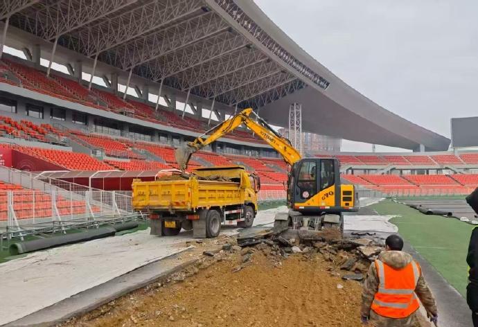 辽宁铁人队的主场沈阳铁西体育场又要改造了，这次是将教练席和球员替补席下沉，以利于