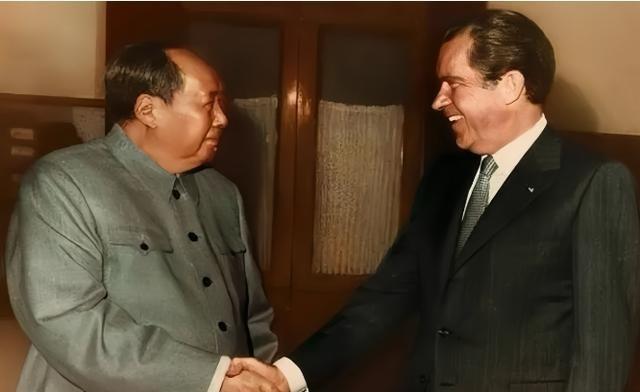 1972年，尼克松访华结束，临别时，突然和毛泽东提了一个请求：想要一幅毛主席