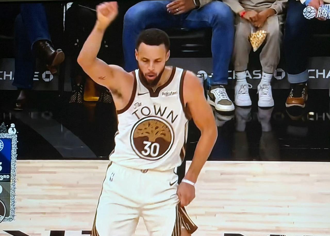 有没有意识到今年已经很少提到库里12月魔咒了，今天上半场有点铁，三分5中0。第