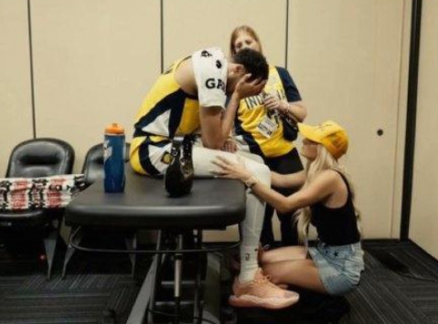 总决赛抢七重伤！哈利伯顿女友晒照力挺