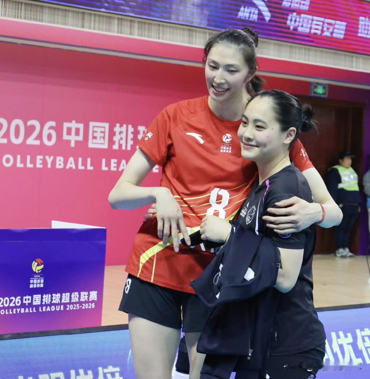江苏女排和上海女排，场上打得很凶很凶，场下却情深似海。看，强攻手吴梦洁开心地搂