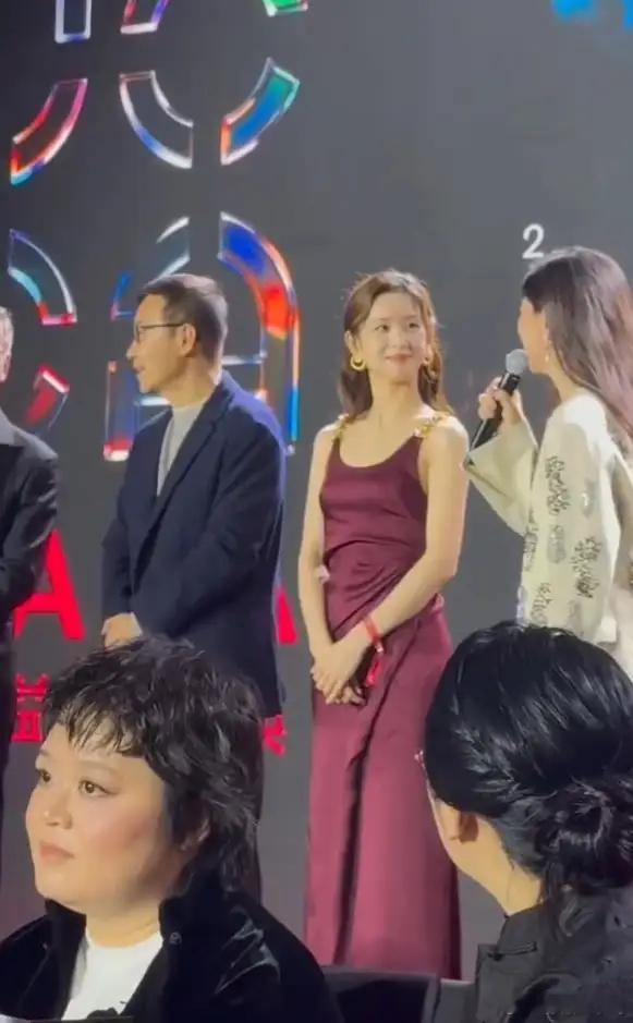 章泽天与朱珠同框现身上海艺术慈善晚宴，一人明艳动人，一人松弛优雅，两位美人风格迥