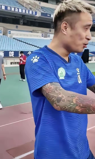 苏超，不能理解了！苏超明明是业余城市联赛，让原职业队员上不说。之前大面积纹身都