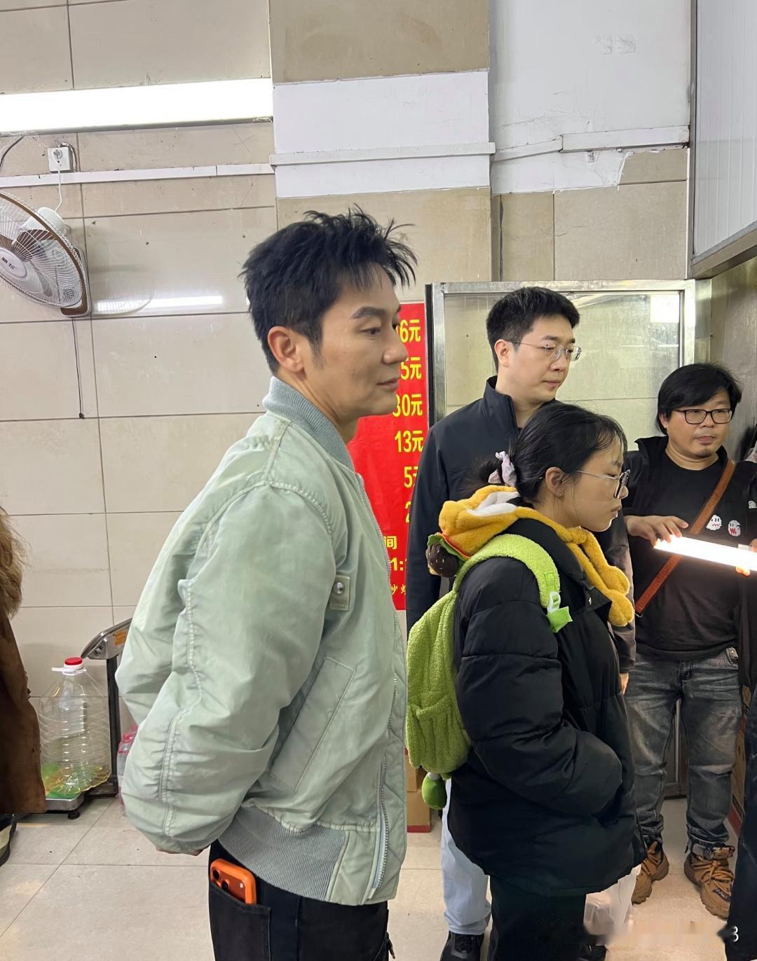 47岁李晨好低调，他不怎么化妆，一个人安安静静地在那里排队买吃的，完全看不出来他