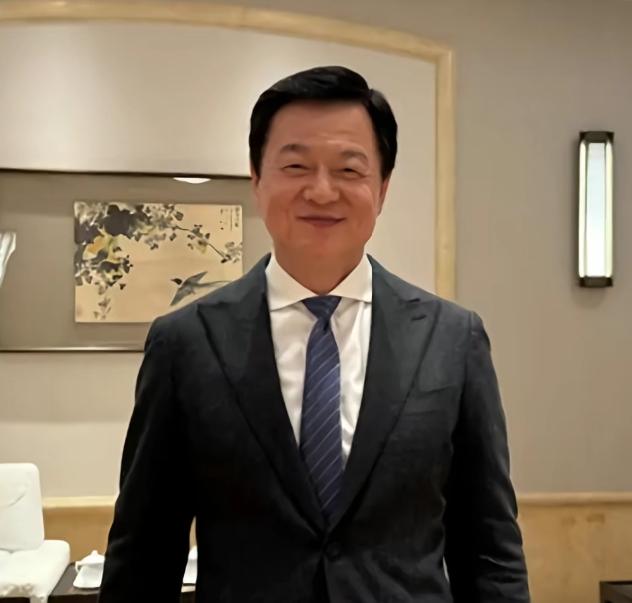 周锡玮这回是真尴尬了。中天砍了赖岳谦的节目，可他跟赖岳谦夫妇穿的是一条裤子：都往