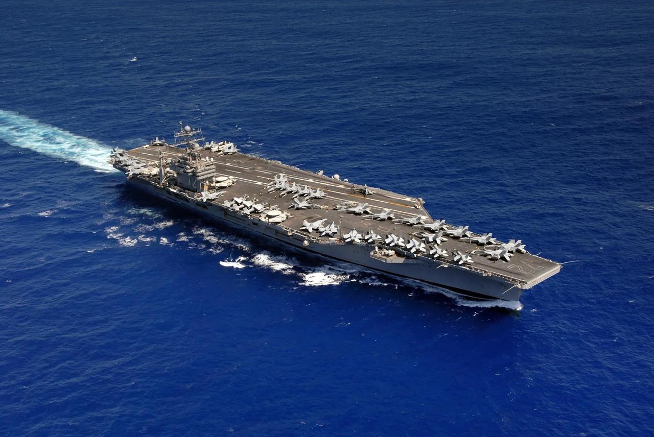 伊朗海军今天向距离伊朗恰巴哈尔海岸大约250-300公里的美国海军“林肯”号航母