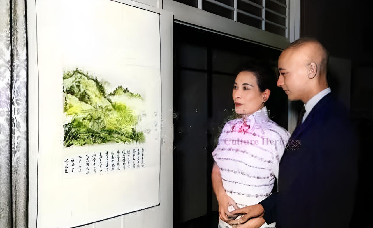 这是宋美龄带着孙子蒋孝勇欣赏画作。宋美龄不仅喜欢画画，还拜了多位画界大师为师。因