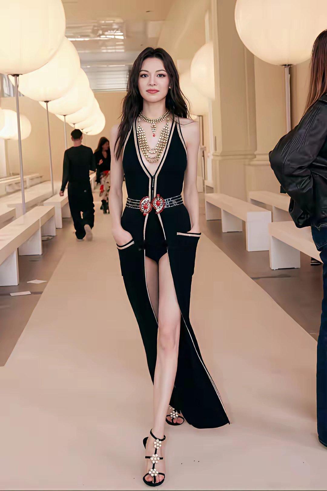 冯导演要是看见她这么穿不知道会做何感想当年最清纯的如今最性感