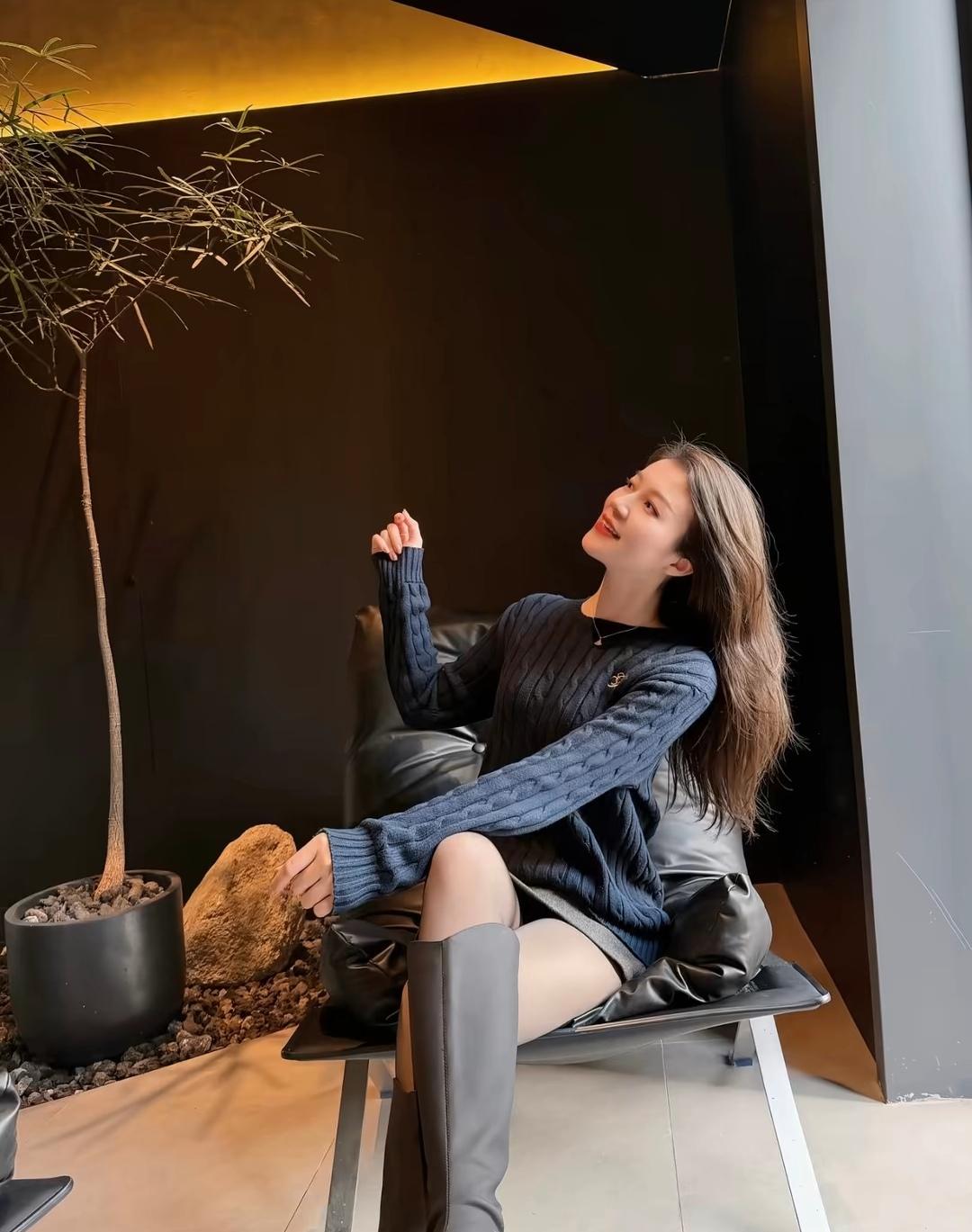 悠闲午后，咖啡与绿植相伴，享受宁静时光。