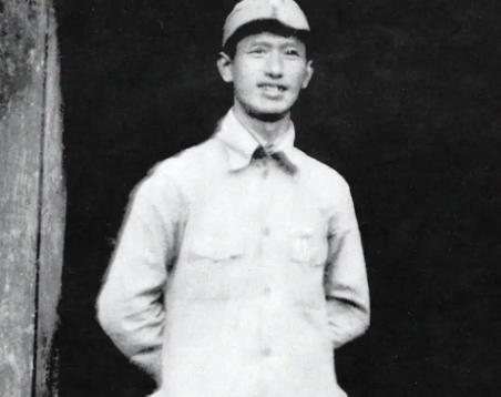1933年，红九军军长何畏突然拔出手枪，对准作战科长周希汉的脑袋，连开5枪，子弹