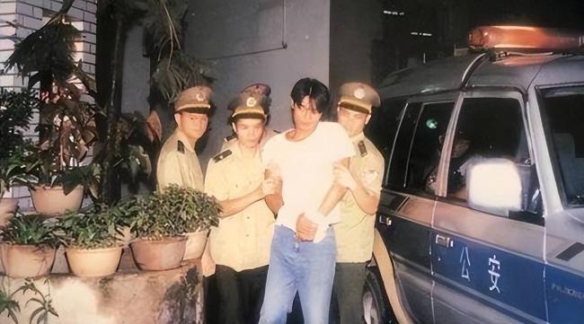 1996年，张子强制造了震惊全港的世纪大案，带领团伙成功绑架李嘉诚长子李泽钜，勒