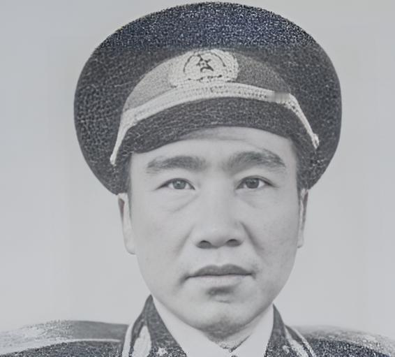 1955年9月27日，北京中南海怀仁堂上演戏剧性一幕——当少将军衔肩章即将佩