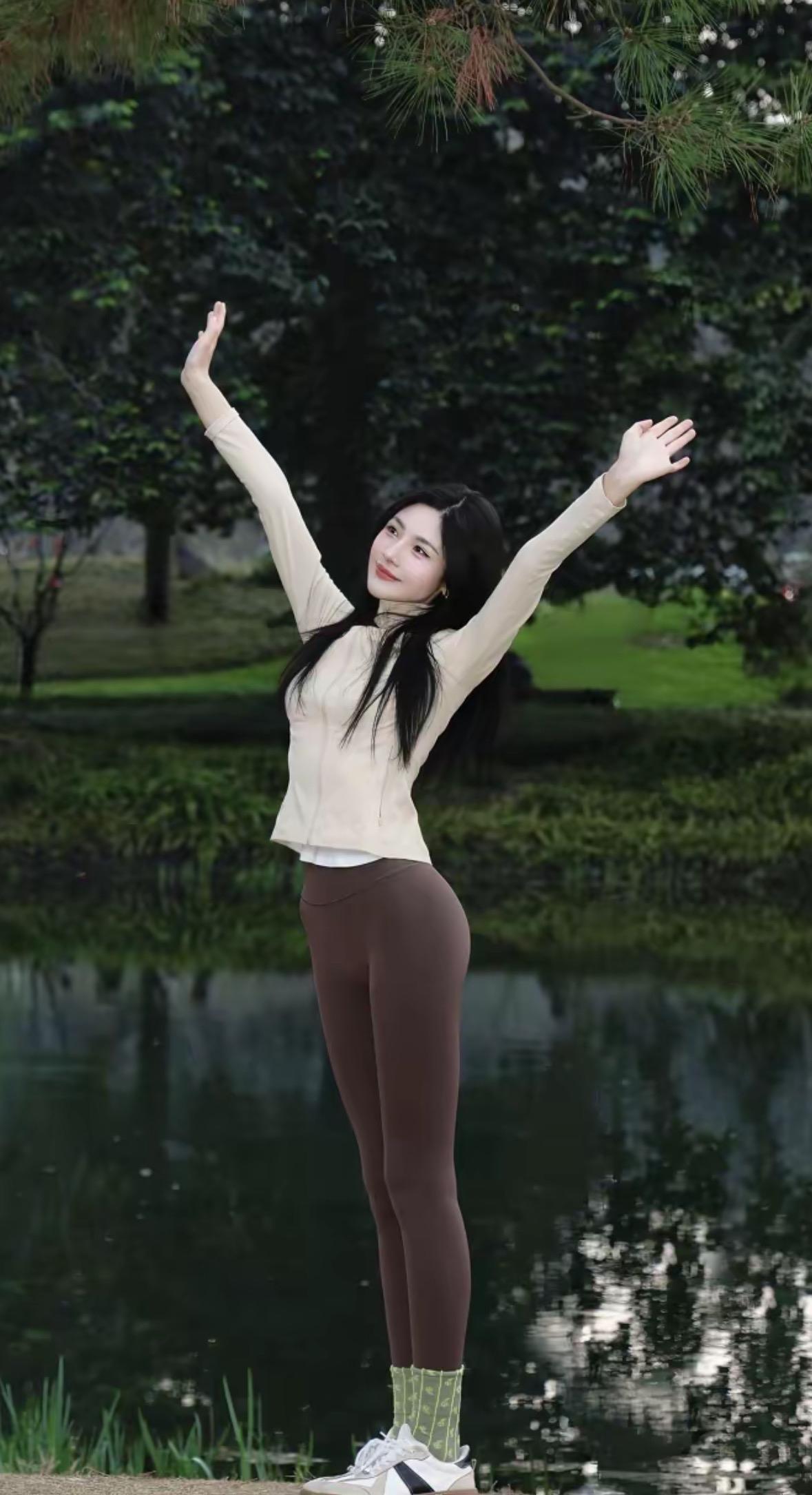 手机镜头里是自己甜美的笑，身后花海翻涌。起身时接住飘落樱花，美好不期而遇。花丛
