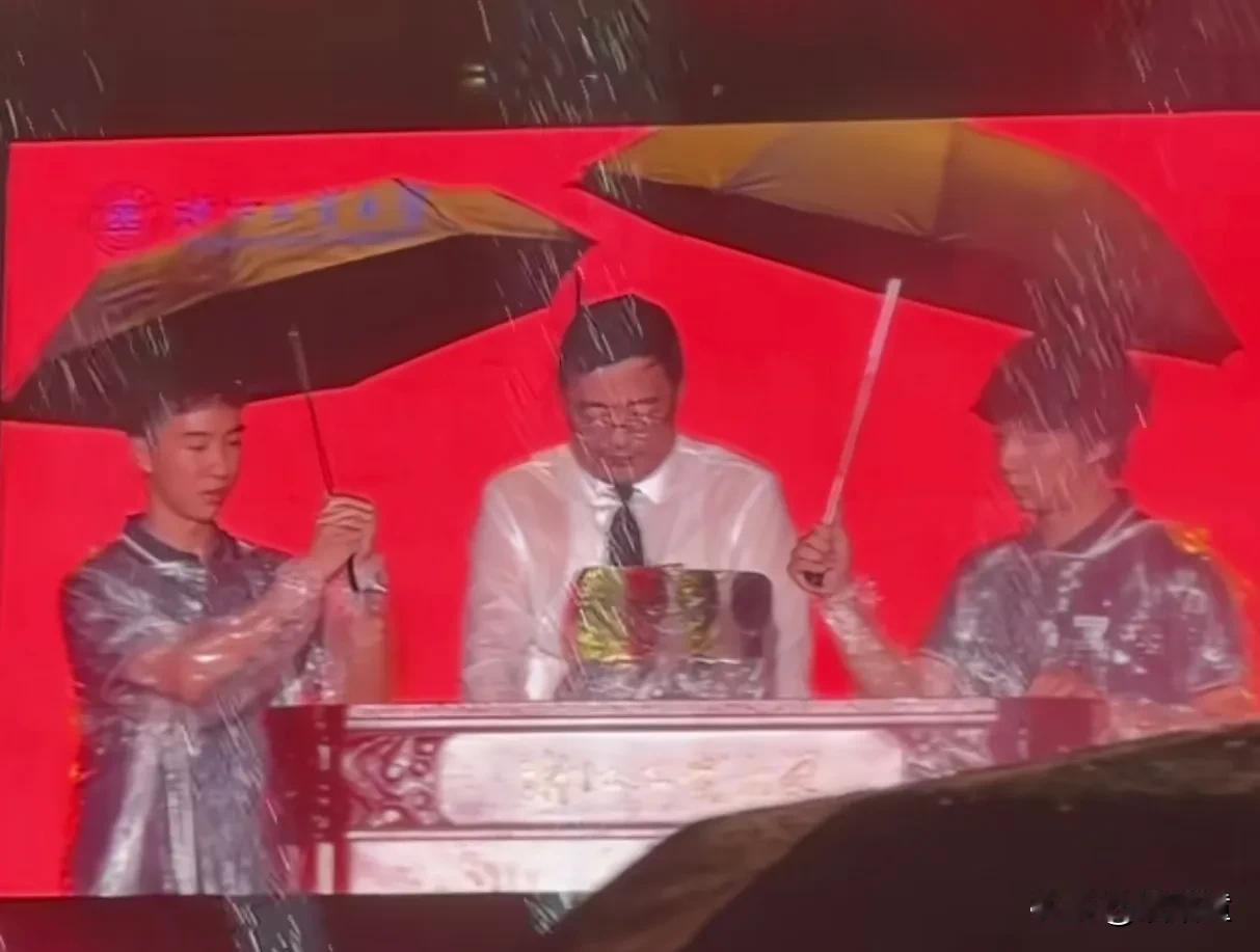 孩子，唯一一次给校长遮风挡雨的机会，你们成功错过了！不过在浙大，这不是首次，有
