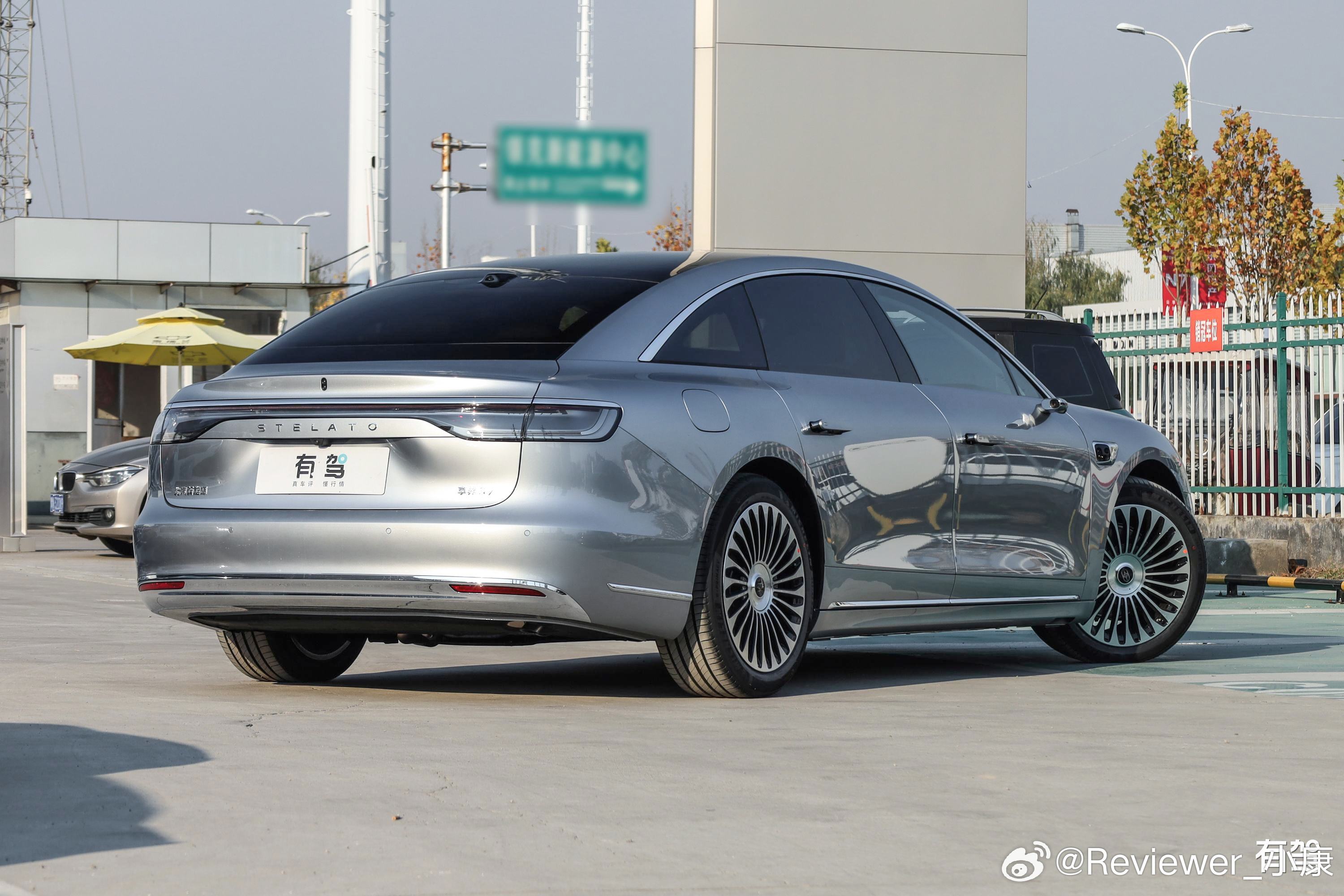 感觉海豹08造型很尊，一点都不比亚迪风格。甚至外观有点类似享界S9
