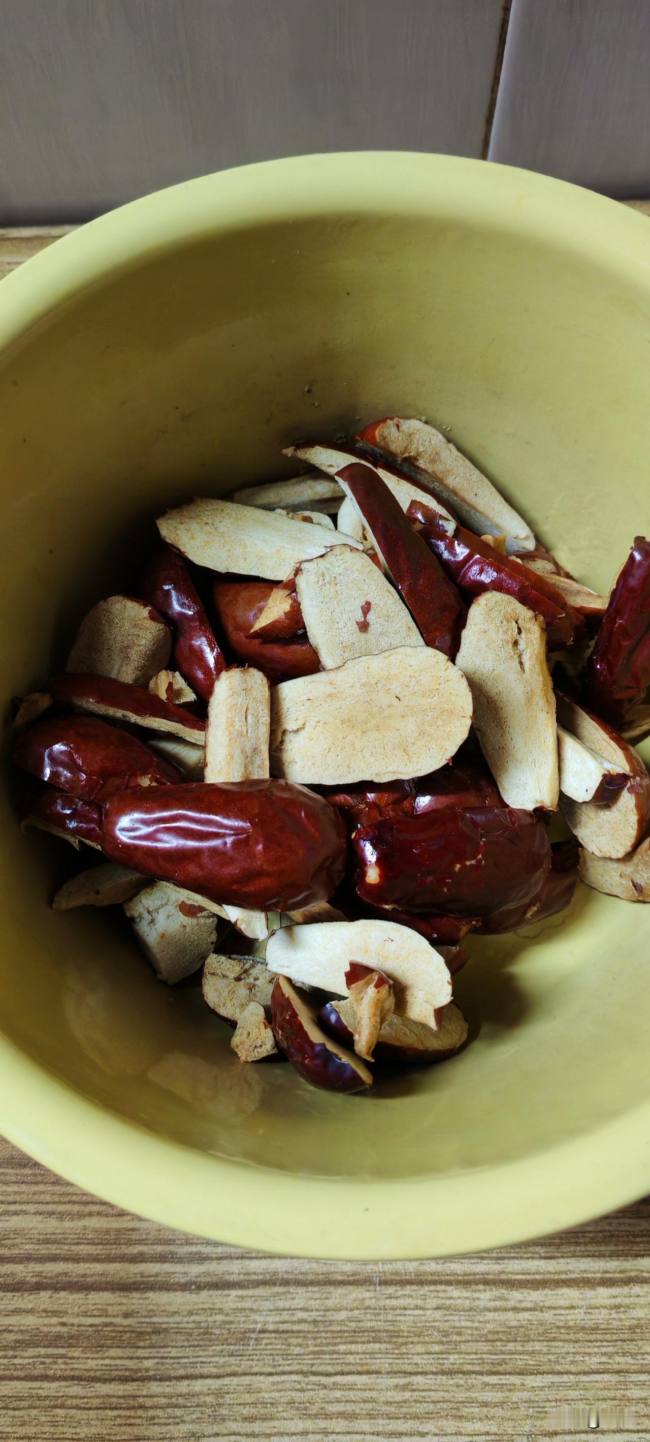 今天是春节了，虽然除夕我饭都没做。但今天我还是做点好吃的吧。我自创的炸枣。将