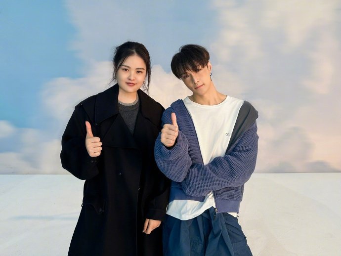 张艺兴与工作人员合照，全包眼线+雀斑妆，状态很好～​​​