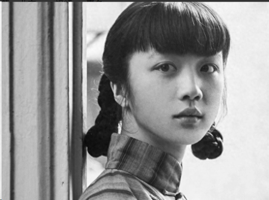 1978年，上海知青返城，妻女紧抱其腿，泪如雨下：“求求你别走。”然而，他冷漠掰