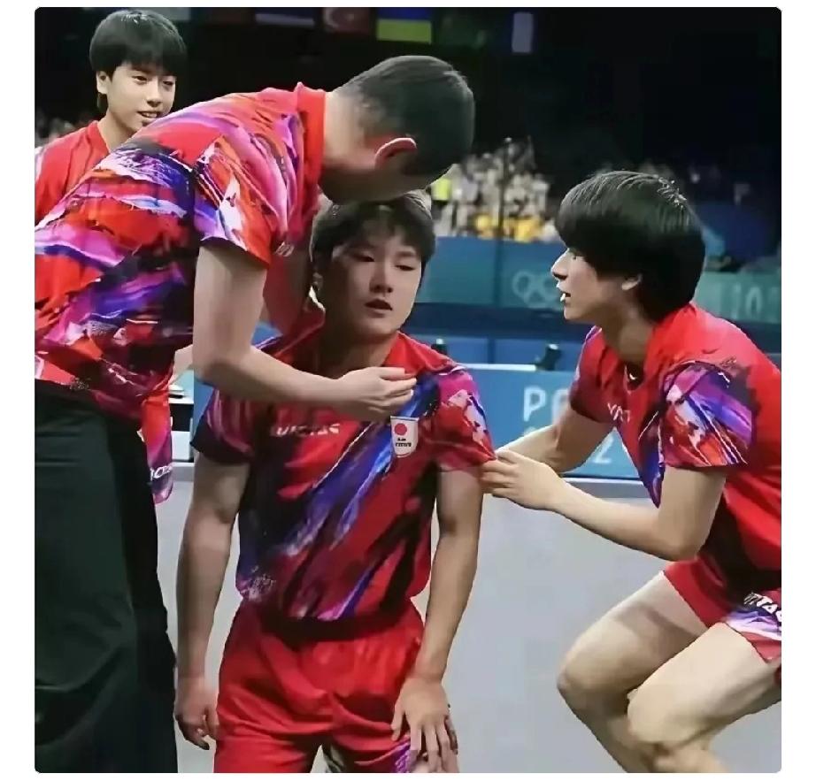 张本智和终于“服软”张本智和很少有这样的时刻，亚军颁奖典礼结束后接受日媒采访