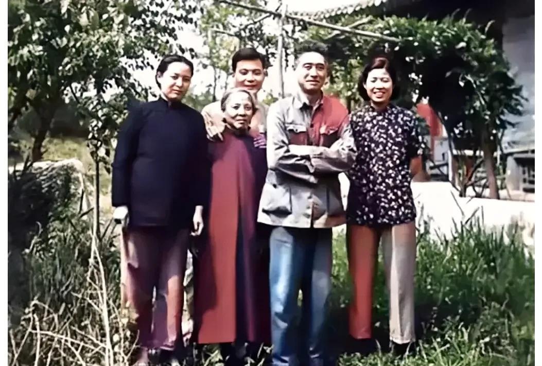 一张摄于上世纪60年代初的老照片，一家五口在北大家中院里的全家福。这才是他们当时