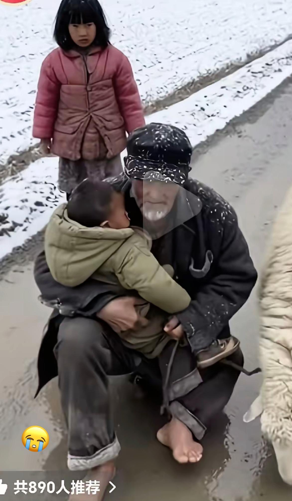 狠心的妈妈，暖心的爷爷！这世间最扎心的莫过于孩子没了爹娘疼，最暖心的莫过于爷爷