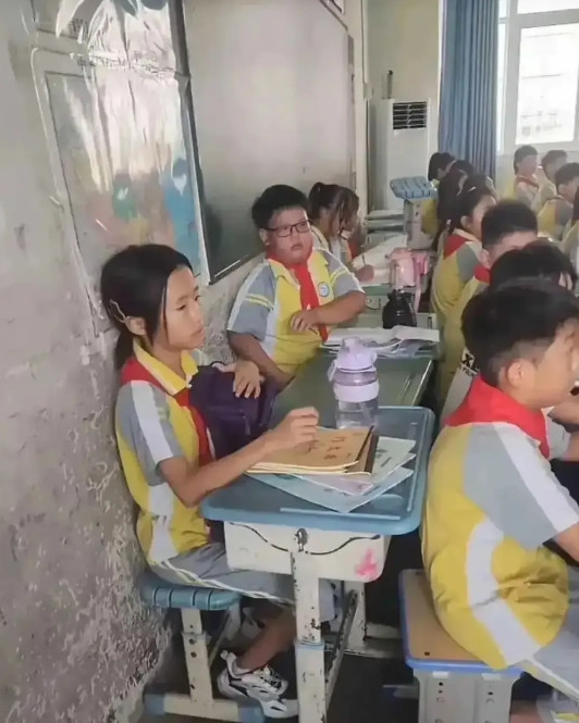 学生太多了，坐不开！！！！