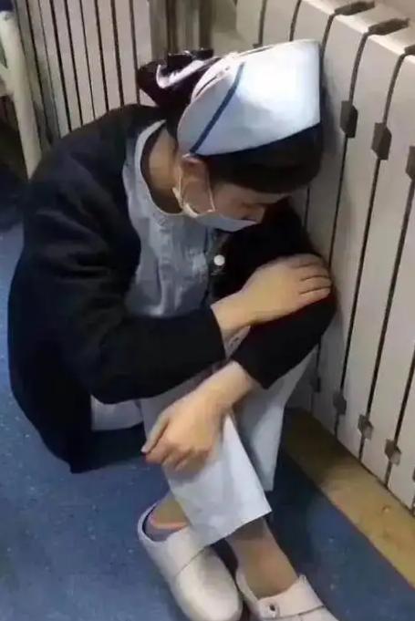 “钱我出，你必须进去！”广西玉林，一护士在给3岁患儿输液时，只因动作慢了半拍，被