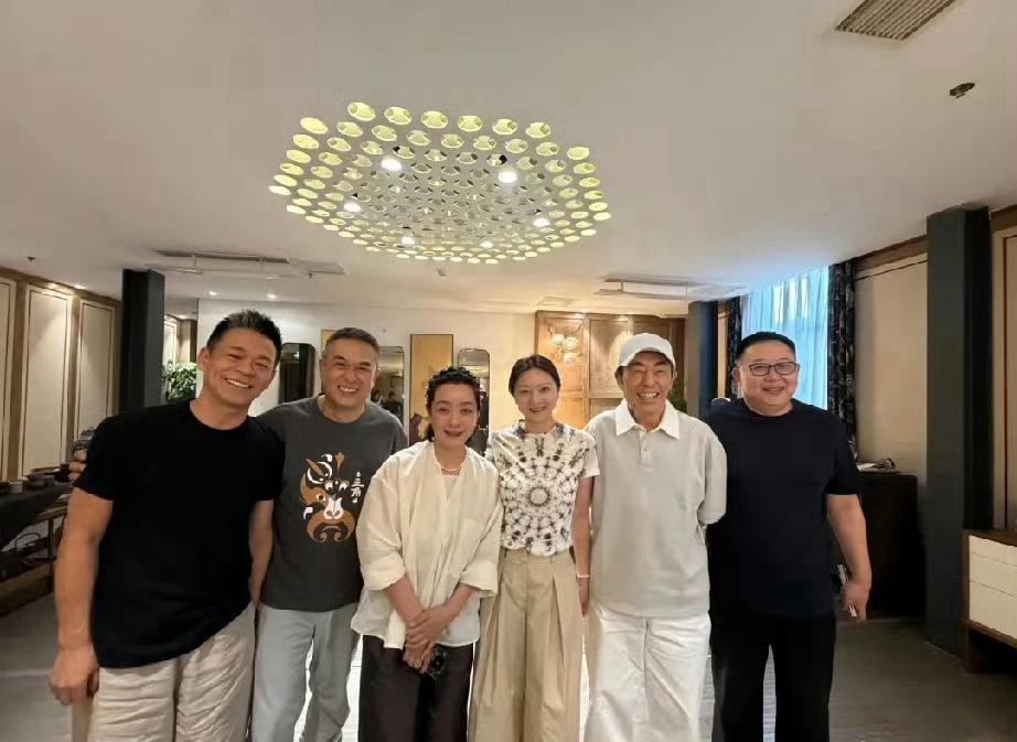 【《主角》主创聚餐】随着电视剧《主角》的大获成功，部分核心主创近日聚餐——出席的