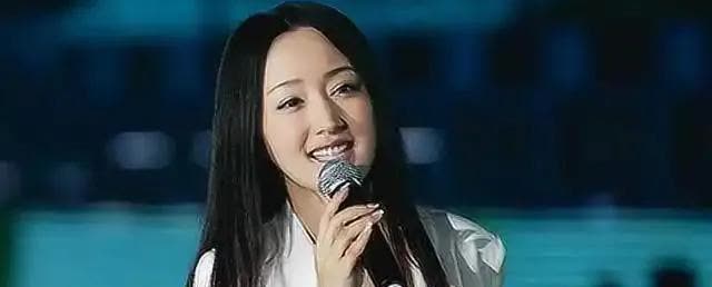 53岁杨钰莹现状：和母亲定居深圳，在豪宅种菜生活惬意，仍未结婚