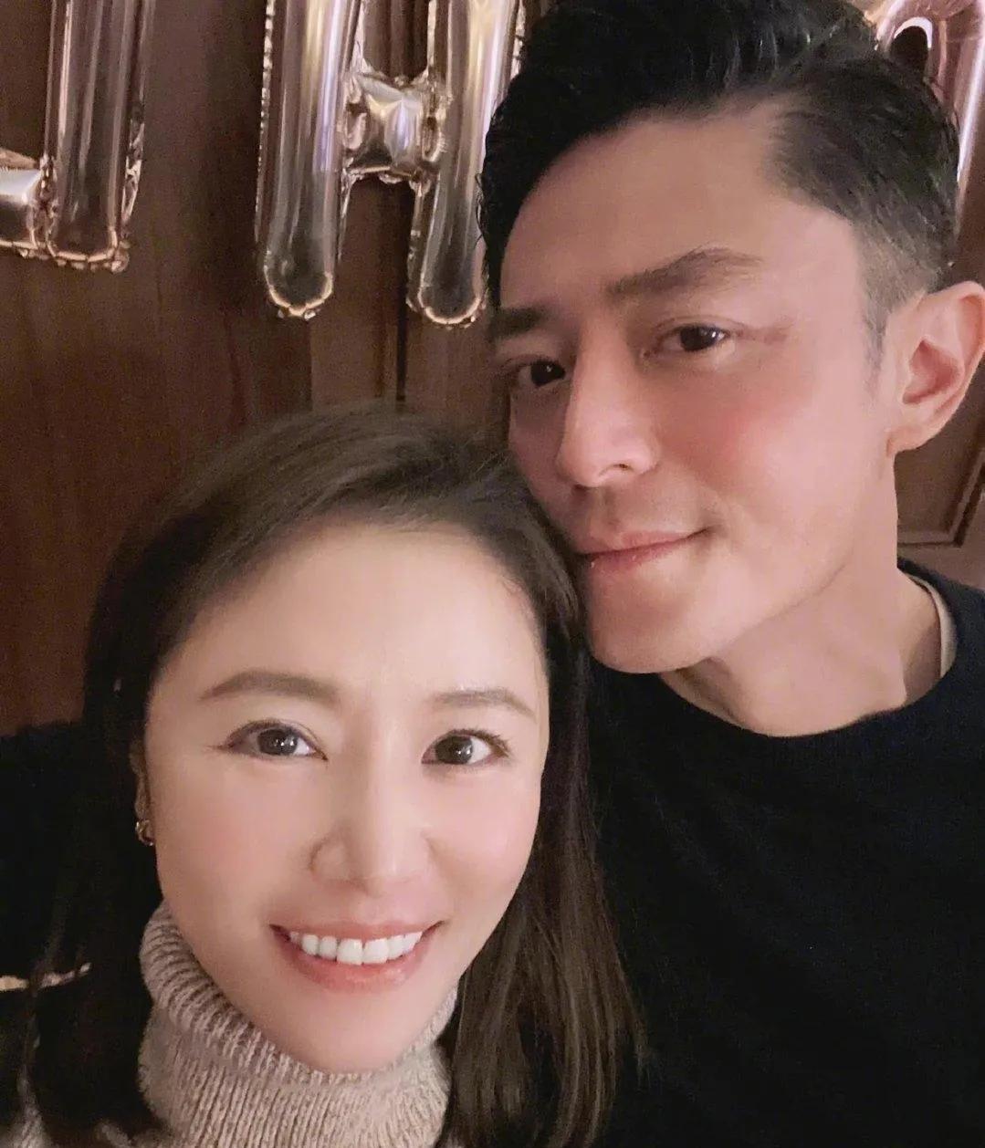 到底谁说林心如和霍建华不恩爱的啊，明明两人眼神这么有爱，肢体动作骗不了人。#林心