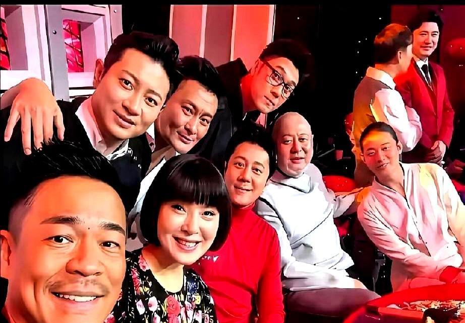 只认出蔡国庆？亏大了！老照片里站了十来个熟脸，除了庆哥哥，剩下那几位才是真